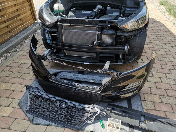Grill schwarz foliert und Fliegenschutzgitter installiert.