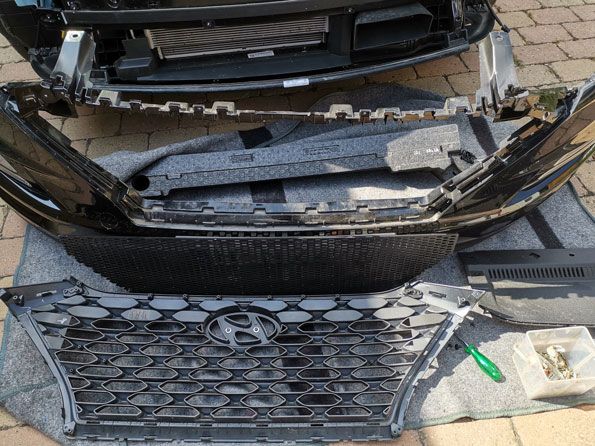 Grill schwarz foliert und Fliegenschutzgitter installiert.