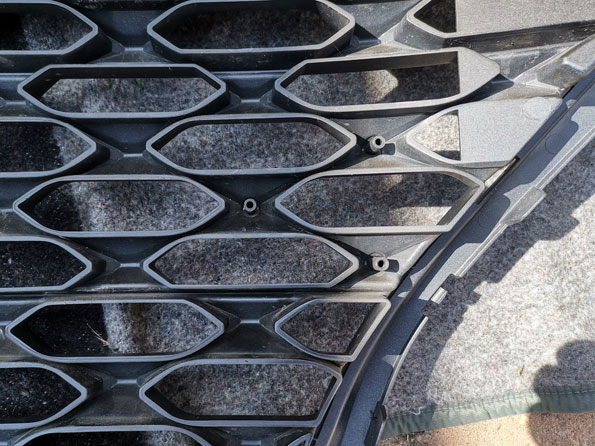 Grill schwarz foliert und Fliegenschutzgitter installiert.
