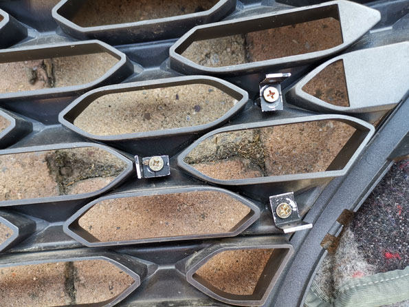 Grill schwarz foliert und Fliegenschutzgitter installiert.