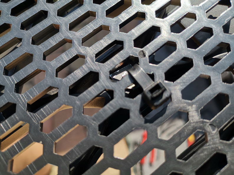 Grill schwarz foliert und Fliegenschutzgitter installiert.
