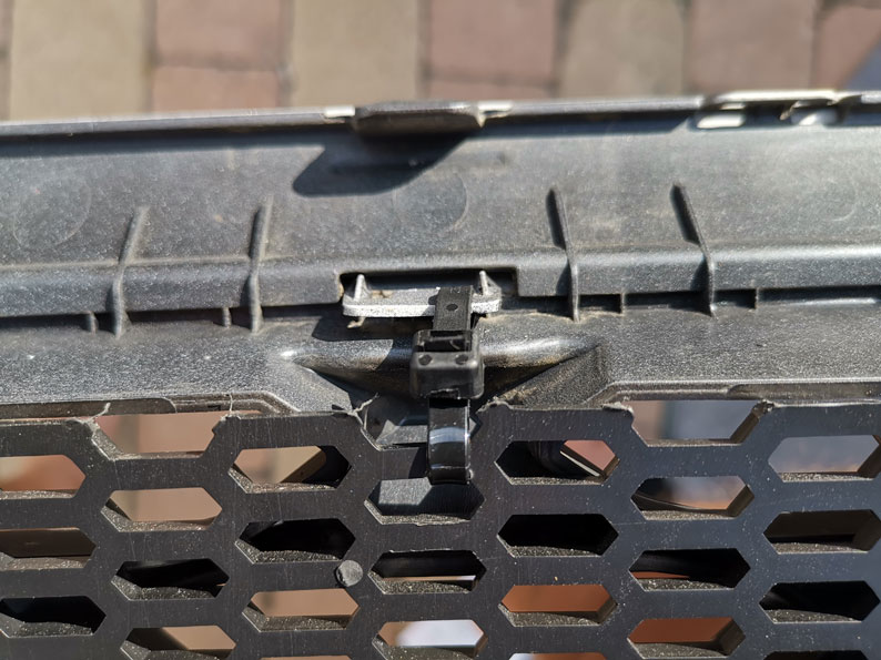 Grill schwarz foliert und Fliegenschutzgitter installiert.