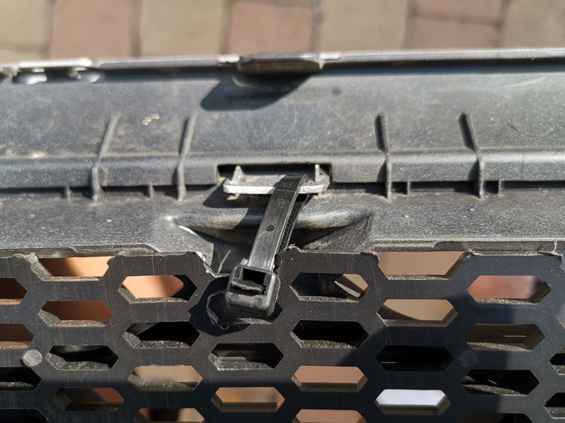 Grill schwarz foliert und Fliegenschutzgitter installiert.