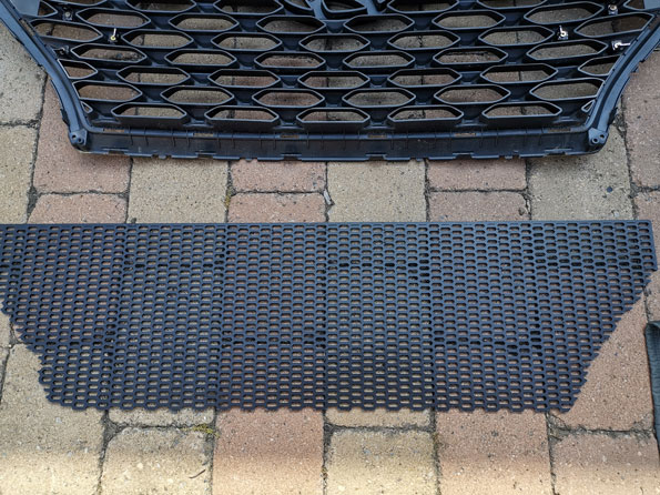 Grill schwarz foliert und Fliegenschutzgitter installiert.