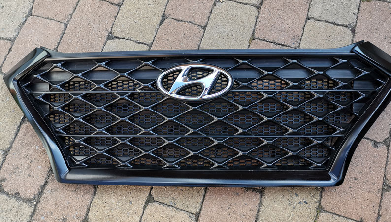 Grill schwarz foliert und Fliegenschutzgitter installiert.