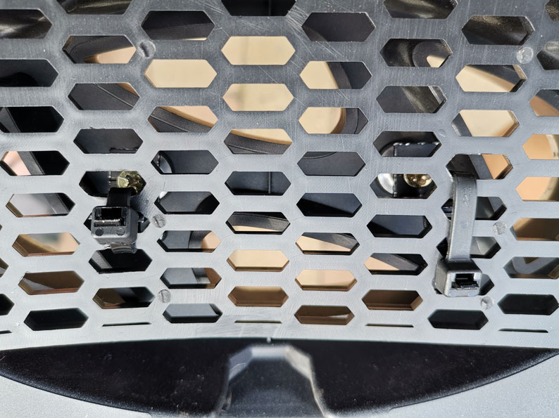 Grill schwarz foliert und Fliegenschutzgitter installiert.