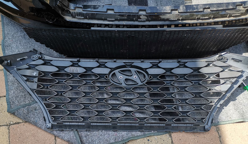 Grill schwarz foliert und Fliegenschutzgitter installiert.