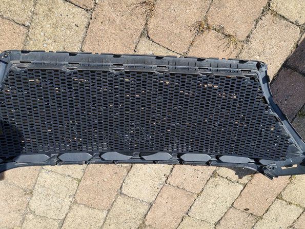 Grill schwarz foliert und Fliegenschutzgitter installiert.